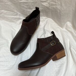 Women’s Skechers Air-Cooled Arch Fit Lasso dark brown ankle booties. Size 9.5